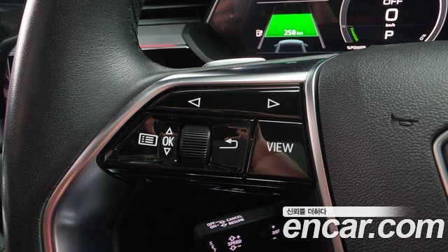 Audi e-tron 2022 — photo 22