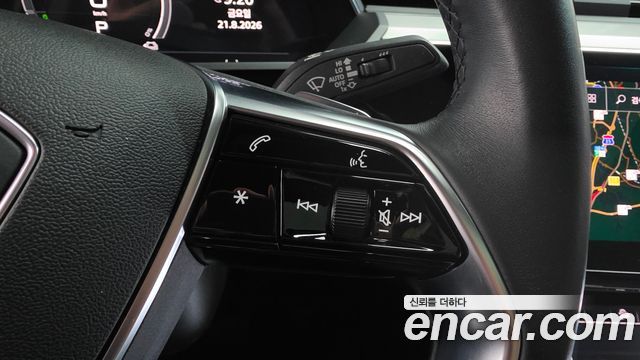 Audi e-tron 2022 — photo 23