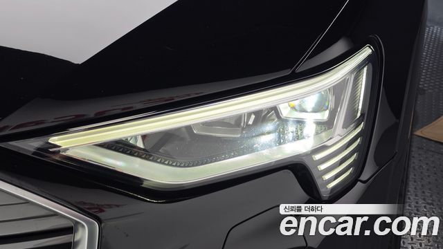 Audi e-tron 2022 — photo 8