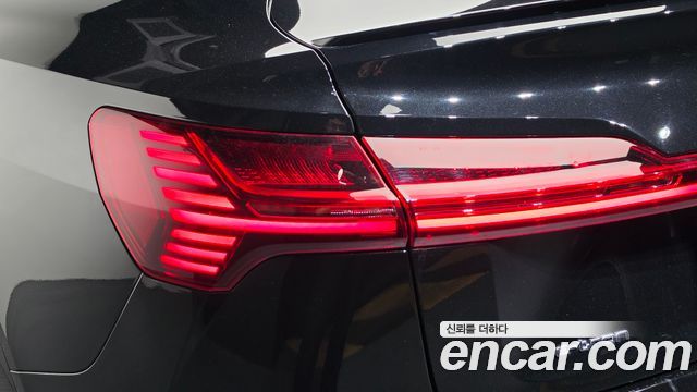 Audi e-tron 2022 — photo 9