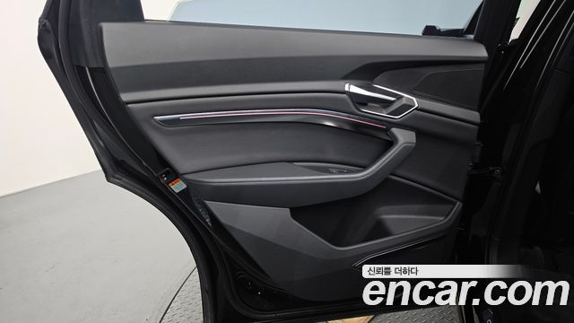 Audi e-tron 2022 — photo 15