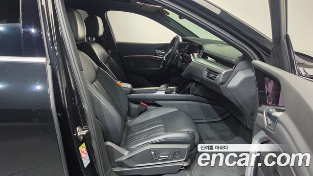 Audi e-tron 2022 — photo 16