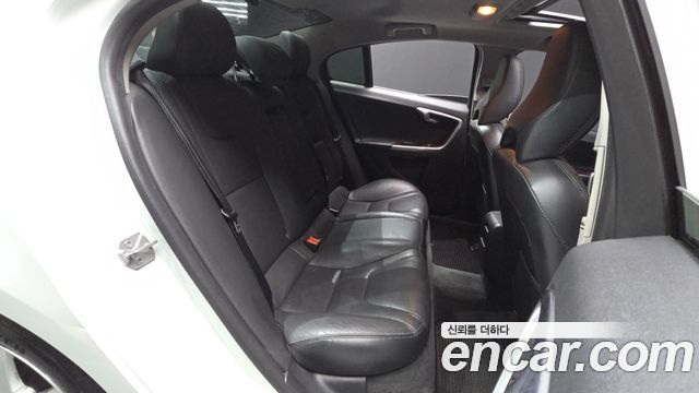 Volvo S60 2018 — photo 11