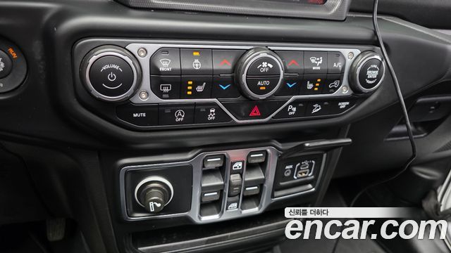 Jeep Wrangler 2020 — photo 18