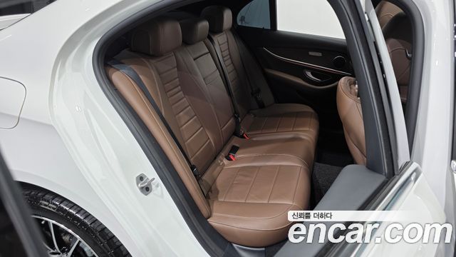 Mercedes-Benz E-Class 2021 — photo 11