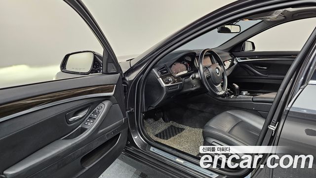 BMW 5-Series 2015 — photo 10