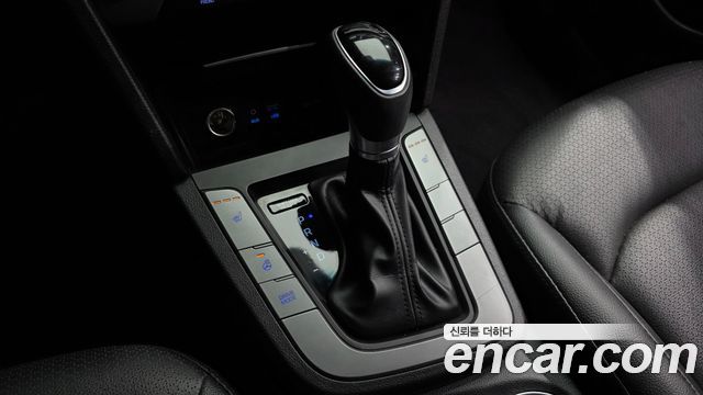 Hyundai AVANTE 2017 — photo 12