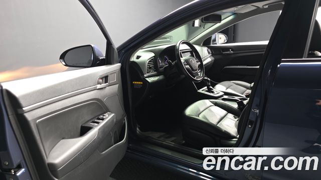 Hyundai AVANTE 2017 — photo 13