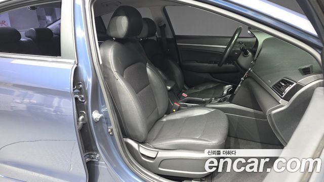Hyundai AVANTE 2017 — photo 18