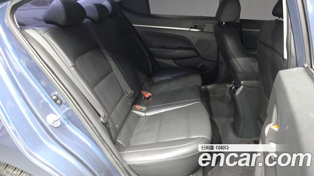 Hyundai AVANTE 2017 — photo 19