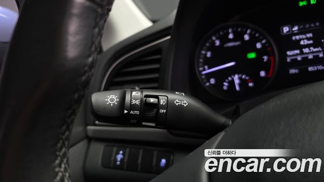 Hyundai AVANTE 2017 — photo 23