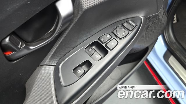 Hyundai Veloster 2019 — photo 28