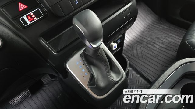 Hyundai Staria 2025 — photo 9
