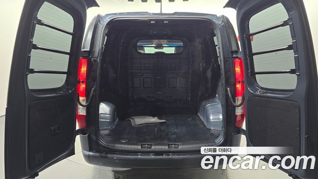 Hyundai Staria 2025 — photo 17