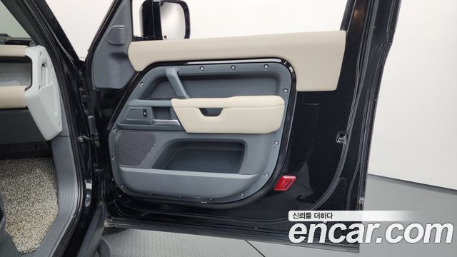 Land Rover Defender 2022 — photo 14