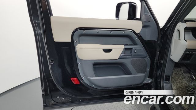 Land Rover Defender 2022 — photo 15