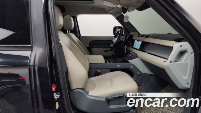 Land Rover Defender 2022 — photo 16
