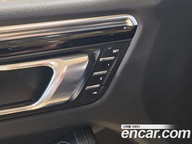 Porsche Macan 2016 — photo 16
