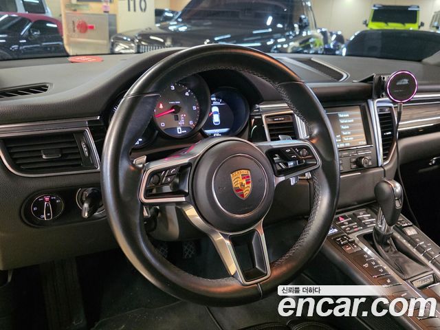 Porsche Macan 2016 — photo 18