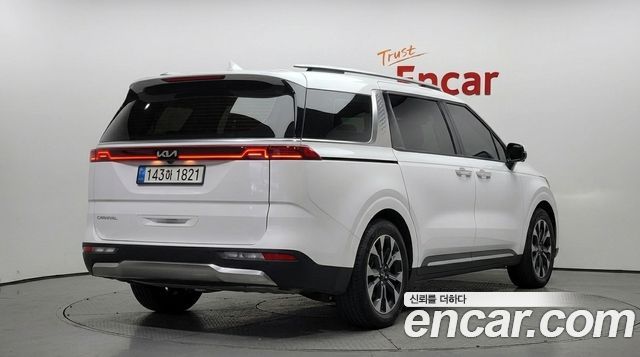 Kia Canival 2023 — photo 2