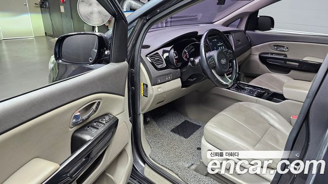 Kia Canival 2016 — photo 10