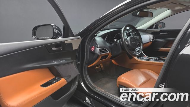 Jaguar XE 2016 — photo 10