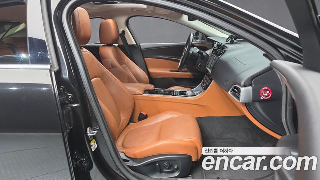 Jaguar XE 2016 — photo 11