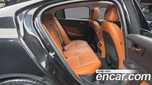 Jaguar XE 2016 — photo 12