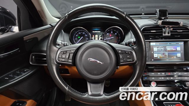 Jaguar XE 2016 — photo 13