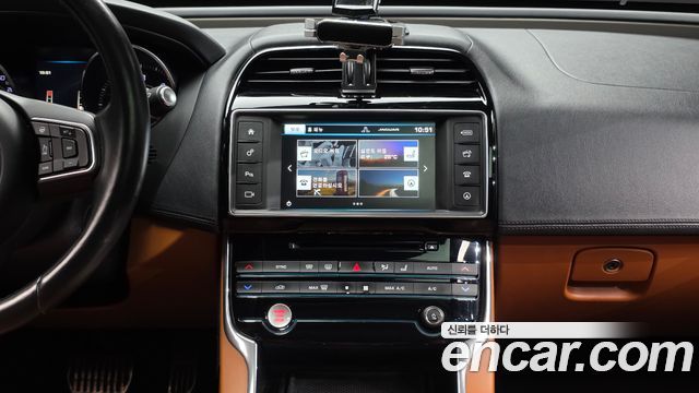 Jaguar XE 2016 — photo 14