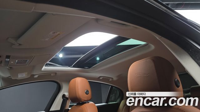 Jaguar XE 2016 — photo 16