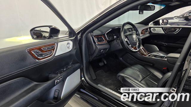 Lincoln Continental 2019 — photo 13