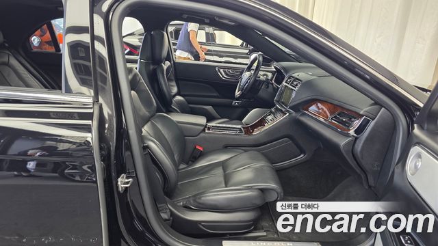 Lincoln Continental 2019 — photo 17