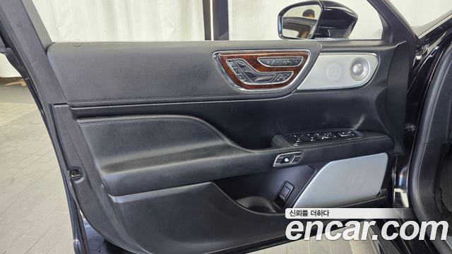 Lincoln Continental 2019 — photo 14