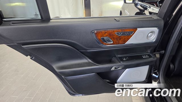 Lincoln Continental 2019 — photo 15