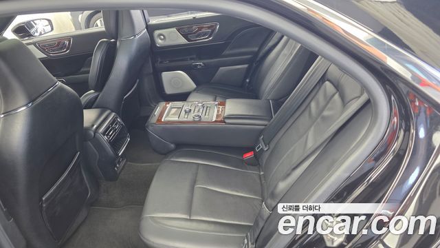 Lincoln Continental 2019 — photo 16