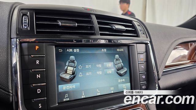 Lincoln Continental 2019 — photo 32