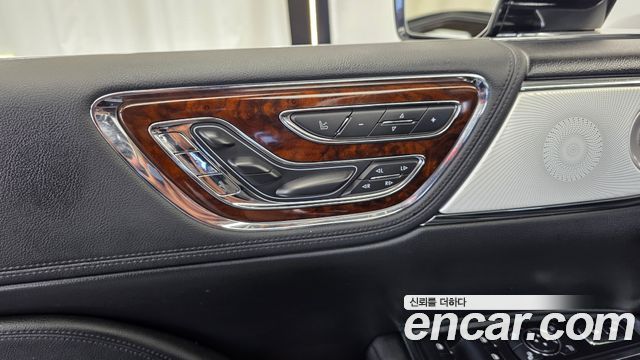 Lincoln Continental 2019 — photo 35