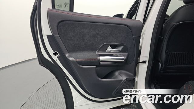 Mercedes-Benz GLA-Class 2023 — photo 26