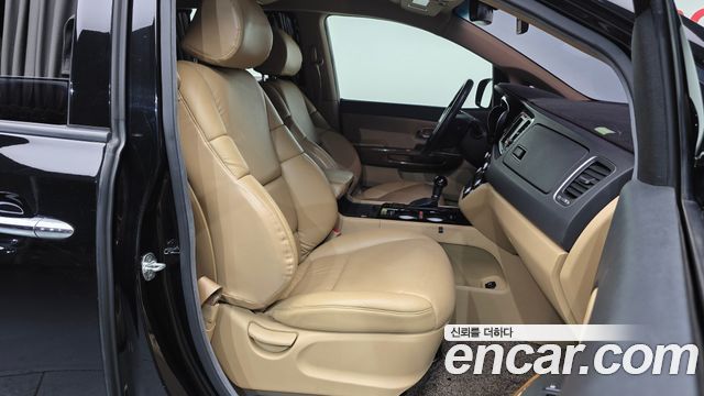 Kia Canival 2015 — photo 11