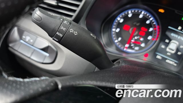 Hyundai Veloster 2019 — photo 28
