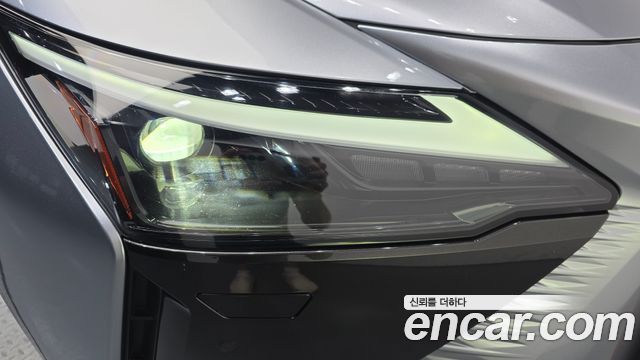 Lexus RZ 2023 — photo 8