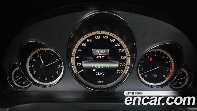 Mercedes-Benz E-Class 2013 — photo 8