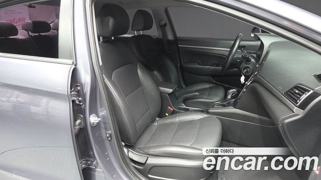 Hyundai AVANTE 2018 — photo 17