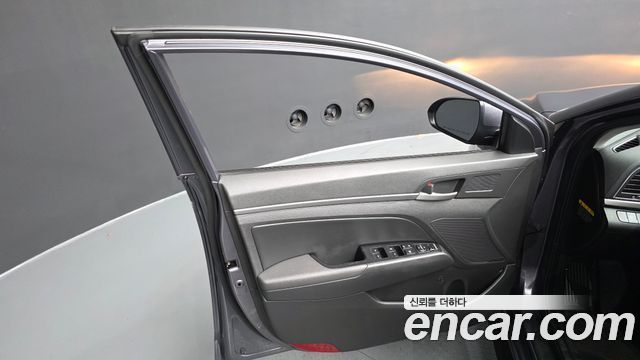 Hyundai AVANTE 2018 — photo 14