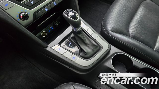 Hyundai AVANTE 2018 — photo 12