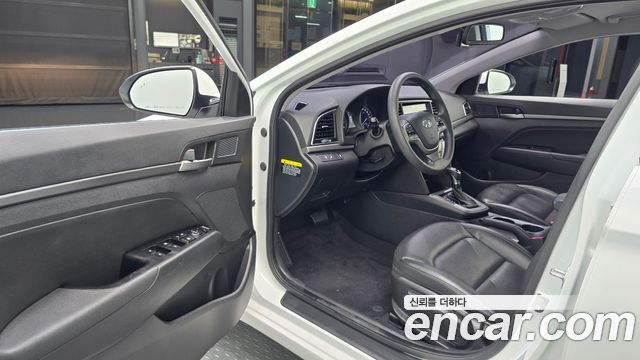 Hyundai AVANTE 2018 — photo 13