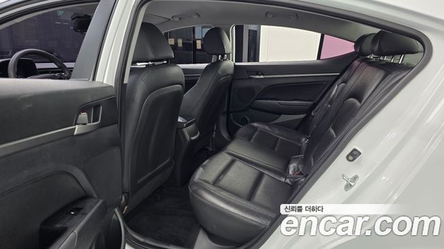 Hyundai AVANTE 2018 — photo 18