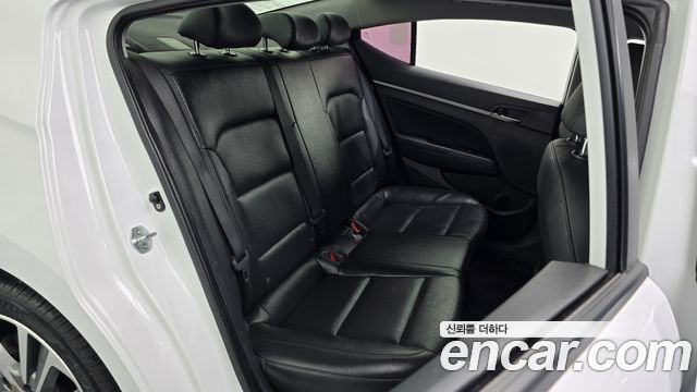 Hyundai AVANTE 2018 — photo 16