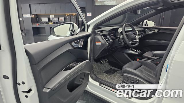 Audi Q4 e-tron 2025 — photo 13